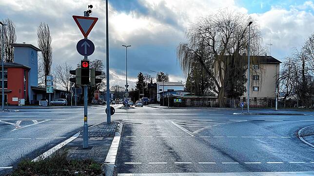 Hier auf der Kreuzung Reichenaustraße, Rudolf-Diesel-Straße (hinten) und Opelstraße (vorn) krachte es am Sonntagabend heftig. Die Ampeln ...