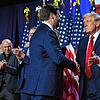 Donald Trump begrüßt Senator J.D. Vance bei einer Wahlparty während der US-Wahlen im Palm Beach Convention Center.