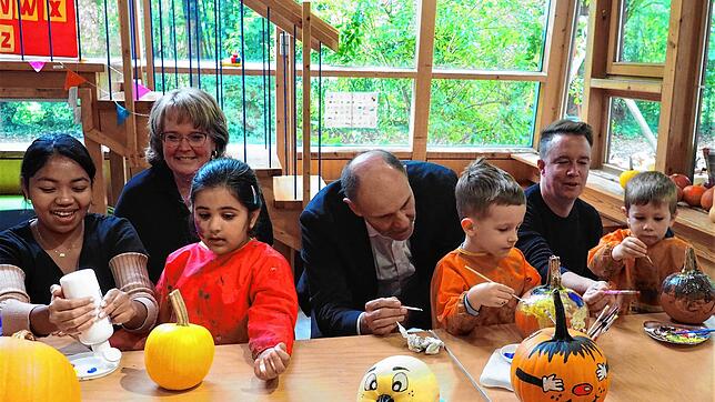 Oberbürgermeister Bernd Häusler (Mitte) wurde von den Kindern beim Kürbisbemalen schnell als Spielkamerad akzeptiert. Die Leiterin des ...