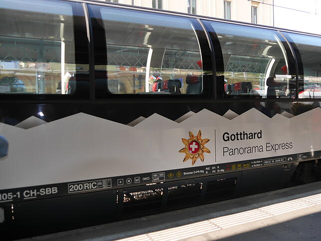Mit Geschwindigkeit: Der Gotthard Panorama Express brachte die SÜDKURIER-Leser vom Vierwaldstättersee in Flüelen bis nach Bellinzona im ...