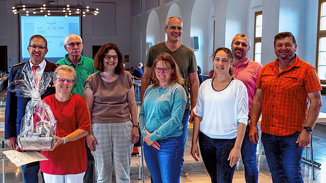 Die anwesenden Geehrten von links: Armin Seifried, DRK-Vorsitzender, daneben Günther Netzer, davor Gabriele Sackmann und Andrea ...