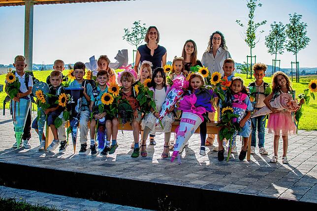 Sonnenblumen für die Erstklässler: Die Lehrerinnen Anneli Grüninger, Johanna Schorre und Carina Sautter der Christliche Schule im Hegau ...