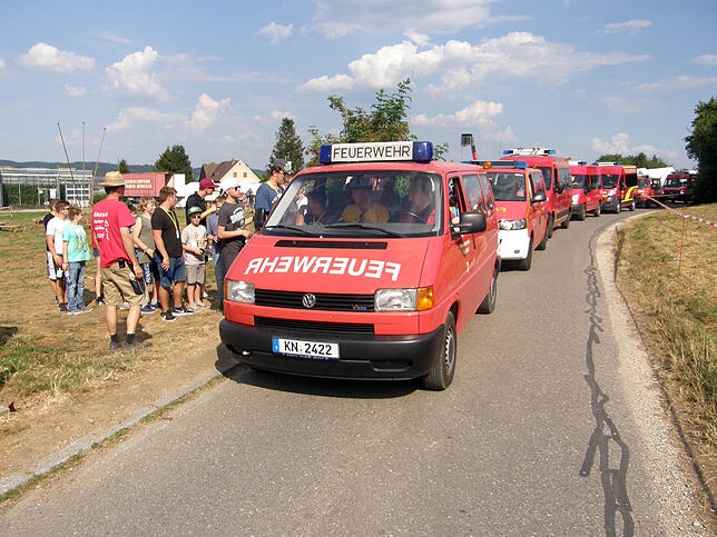 Die Engener Jugendfeuerwehr steigt ein. Viele Mannschaftstransporter stehen schon bereit, um weitere Jugendliche aufzunehmen.
