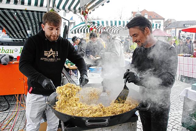 Die Marktbeschicker verwöhnten die Besucher wieder mit kulinarischen Spezialitäten: Jesaja Bara (links) und Jörg Hangarter bereiteten ...