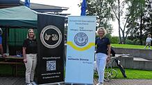 Pia Suttrap von Ladies Circle (links) und Gaby Hoeck von Soroptimist International luden zum Charity-Golfen nach Königsfeld ein. Foto: ...
