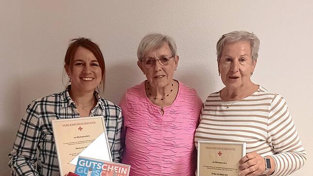 Ortsvorsteherin Rosmarie Kyas (Mitte) ehrt in Detzeln Melanie Lonoy (links) für zehnmaliges und Erika Albrecht für 50-maliges ...