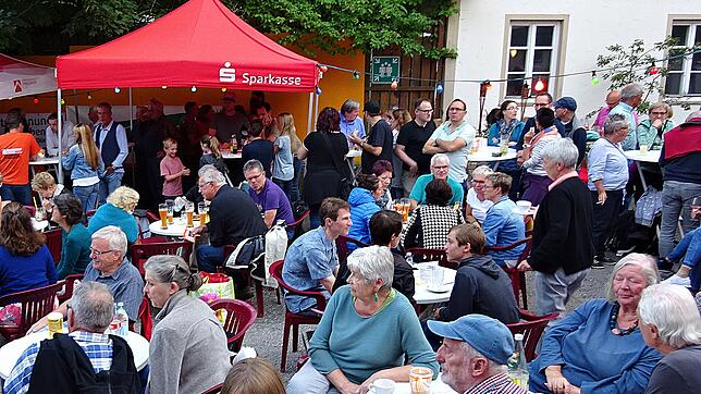 Eine Stunde vor dem Programmbeginn lässt sich im Innenhof der Scheuer in der Kalkofenstraße schon gemütlich sitzen und lecker essen und ...