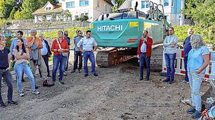 Noch beherrschen Baumaschinen das Geschehen in der Allmendstraße: Josef Herdner (vierter von rechts) und Christian Marzahn (rechts ...