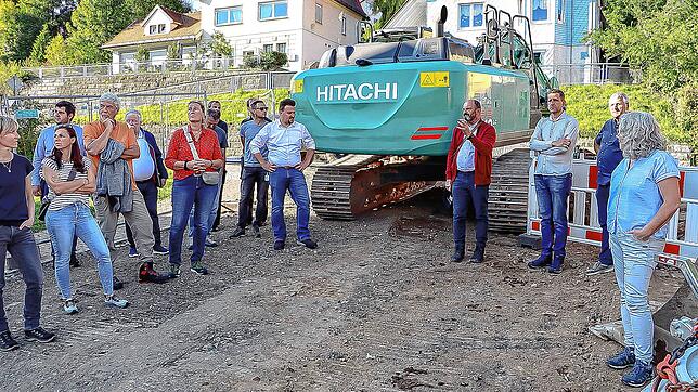 Noch beherrschen Baumaschinen das Geschehen in der Allmendstraße: Josef Herdner (vierter von rechts) und Christian Marzahn (rechts ...