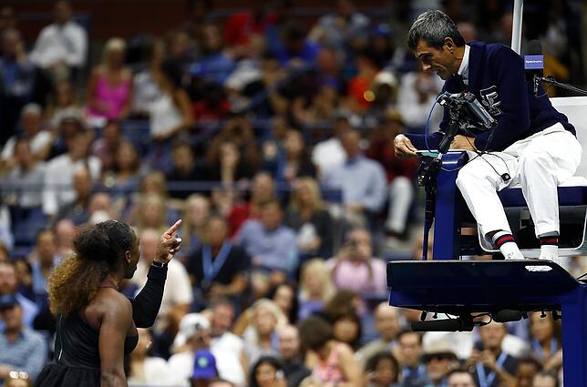 Serena Williams diskutiert im US-Open-Finale mit dem Schiedsrichter, den sie auch als Dieb bezeichnete.