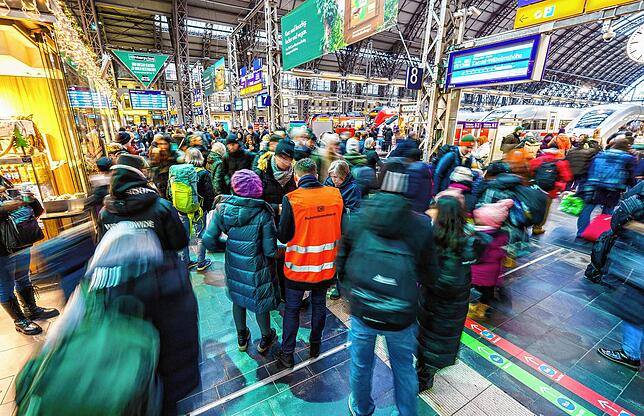 Bahnreisende wie hier am Hauptbahnhof Frankfurt müssen kurz vor Weihnachten noch mit den Folgen von Sturmtief „Zoltan“ ...