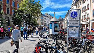 In manchen Zonen der Altstadt dürfen Radfahrer immer fahren, in manchen nur nachts und in manchen gar nicht. Neben den Straßenschildern ...
