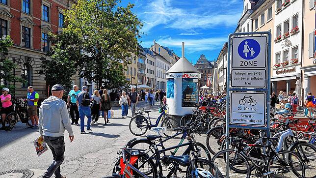 In manchen Zonen der Altstadt dürfen Radfahrer immer fahren, in manchen nur nachts und in manchen gar nicht. Neben den Straßenschildern ...