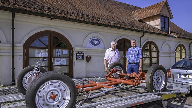 Vater Heinz (links) und Sohn Ralf Distel stellten dem Oldtimer-Museum in Meßkirch mit dem Fahrgestell eines Veritas-RS-Rennwagens ein ...