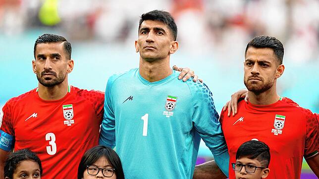 Die Spieler der iranischen Nationalmannschaft schweigen bei der Hymne vor dem Spiel gegen England