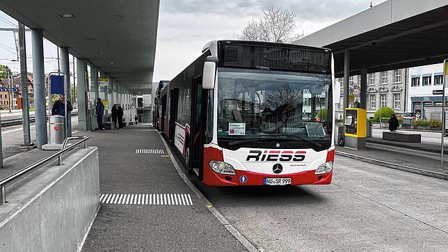 Busse am Bahnhof in Schaffhausen (Symbolbild). Auf dem Gelände des Bushofs wurde am Donnerstag, 17. August, eine schwer verletzte Frau ...