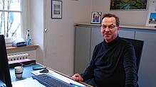 Der Böhringer Ortsvorsteher Jürgen Keck in seinem Büro im Rathaus (Archivbild). Zudem saß er bislang für FDP im Gemeinderat und war über ...