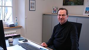 Der Böhringer Ortsvorsteher Jürgen Keck in seinem Büro im Rathaus (Archivbild). Zudem saß er bislang für FDP im Gemeinderat und war über ...