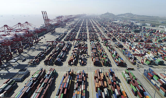 China, Shanghai: Containerdock im Tiefwasserhafen Yangshan. Ungeachtet der laufenden Handelsgespräche mit China haben die USA die ...