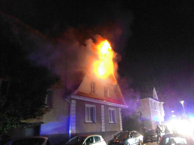 Flammen lodern aus deinem Fenster im Dachgeschoss des Hauses in der Ulrichstraße.