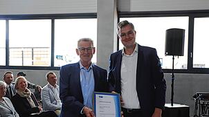 Der Vizepräsident der IHK Oberschwaben, Johannes Bix (rechts), übergibt die Jubiläumsurkunde an Anton Langer. Bix lobte das Unternehmen, ...