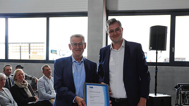 Der Vizepräsident der IHK Oberschwaben, Johannes Bix (rechts), übergibt die Jubiläumsurkunde an Anton Langer. Bix lobte das Unternehmen, ...