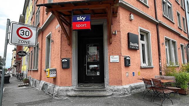 Die Destille an der Mainau-/Ecke Glärnischstraße. Links auf dem Bürgersteig ist noch die Europalette zu erkennen, die der Einbrecher nutzte.