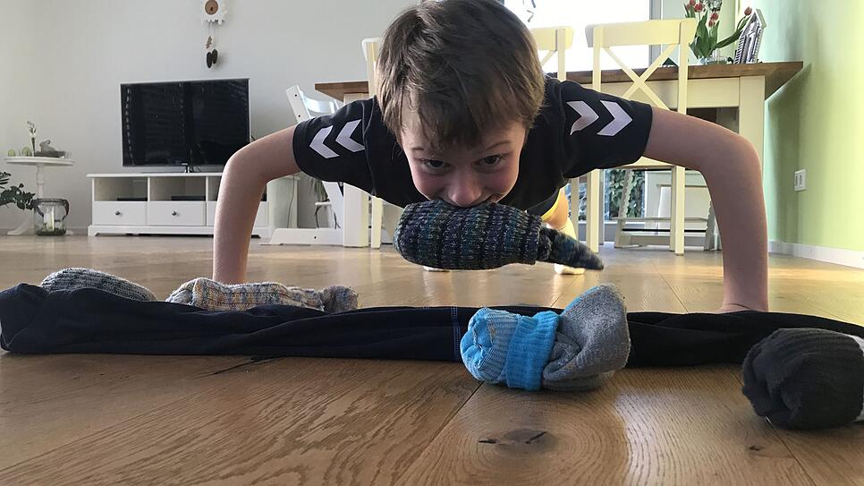 Handball-Training mal anders &ndash; so trainiert Samuel Busch vom Handball-Club Lauchringen vor dem Bildschirm.
