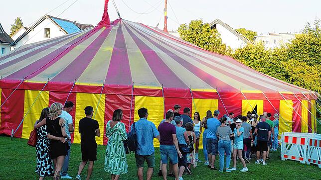 Seit 30 Jahren wird das Zelt des Circus Stella auf der Vreneleswiese in Jestetten aufgebaut, Anfang September ist es auch in diesem Jahr ...