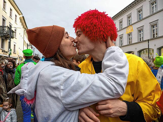 Viel geboten auf und vor der Bühne: Eindruck von der Straßenfasnacht unter dem Motto &bdquo;Ho Narro auf der Gass&ldquo;, gemeinsam ...