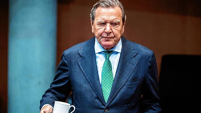 Der Bundespräsident außer Dienst Gerhard Schröder verliert nach Kritik an den hohen Amtsausstattungskosten sein Büro samt Personal
