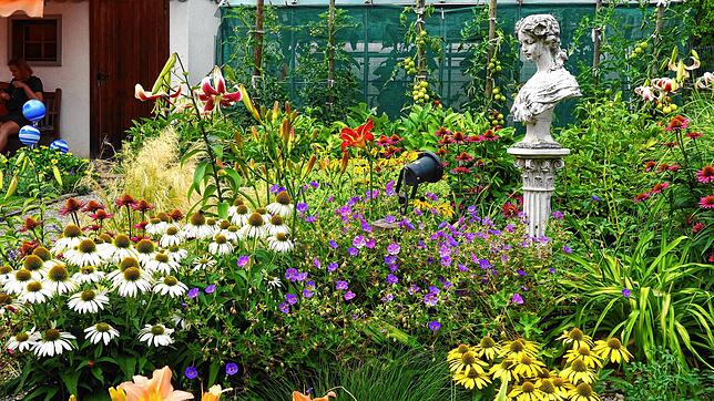 &bdquo;Grünes Wohnzimmer&ldquo; nenne Paul und Anna Maria Knisel ihren prachtvollen Garten. Er ist einer von 17, die am vergangenen ...