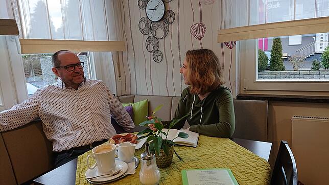Im Café Stock in Kluftern sprach Bernd Nehrke mit SÜDKURIER-Mitarbeiterin Nicole Burkhart über Sicherheit und sein Unternehmen ...