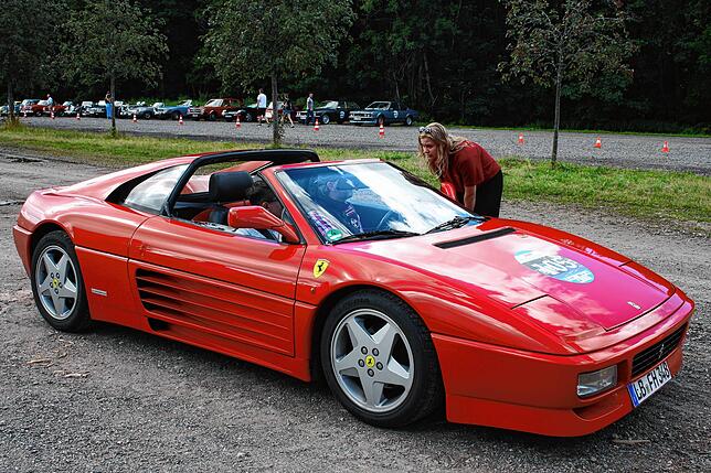 Roter PS Bolide aus Bella Italia: dieser Ferrari verkörpert Fahrspaß pur.