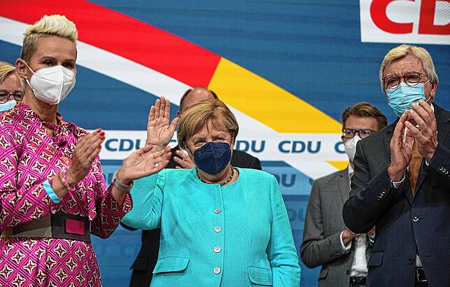 Viel Applaus für Angela Merkel im Konrad-Adenauer-Haus, nachdem Armin Laschet ihr dankt für den Einsatz in den vergangenen 16 Jahren als ...