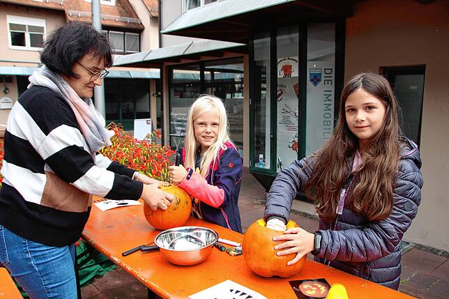 Christine Karrer, Leiterin des Pestalozzi-Kindergartens, unterstützt Laura-Sophie (sieben Jahre) und Celine (acht Jahre) beim ...