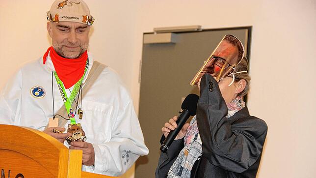 Auch ihre Verkleidung als Bürgermeister nützt der Gemeinderätin Angela Rohr nichts, sie muss die Schlüsselgewalt über das Rathaus an ...