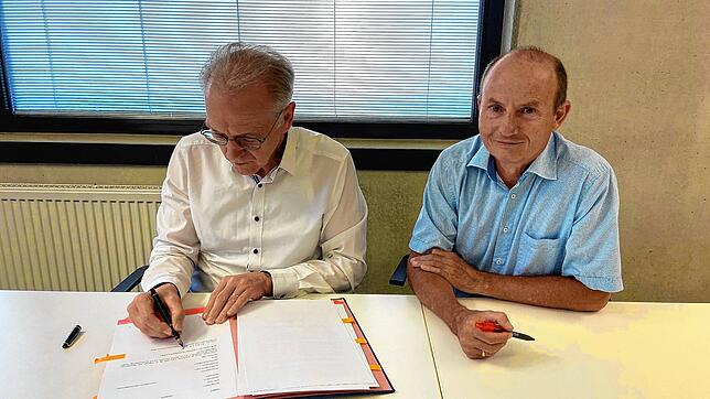 Bürgermeister Johannes Moser und Stadtwerke-Geschäftsführer Peter Sartena.  Bild: Stadtverwaltung