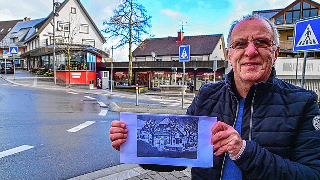 Hubert Urstöger zeigt eine alte Ansicht des Bärenplatzes. Bild: Roland Sprich