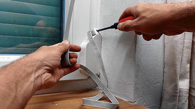 Was tun, wenn sich der Rolladen nicht mehr öffnen lässt und man es nicht selbst reparieren kann? Bei kleinen Notfällen versuchen ...