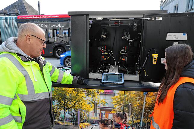 Stefan Katterre und Svenja Klement zeigen das Innenleben des mobilen Blitzers. Mit dem Tablet werden die Straßendaten auf das Gerät übertragen...