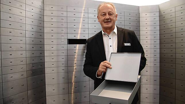 Erik Kurz von der Sparkasse zeigt ein leeres Schließfach im Tresorraum der Stockacher Sparkassenfiliale.