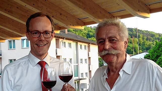 Hansjörg Lang (rechts), scheidender Verwaltungsratspräsident der Pro Dampfer AG, stößt mit seinem Nachfolger Thomas Leu auf die Zukunft ...