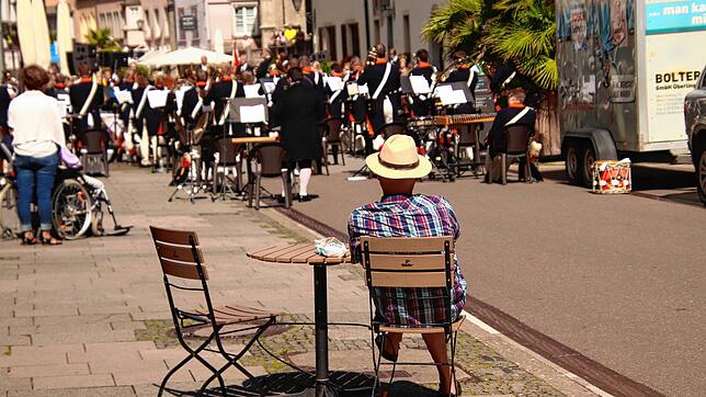 Einen Logenplatz in der Münsterstraße genießt dieser Anwohner.