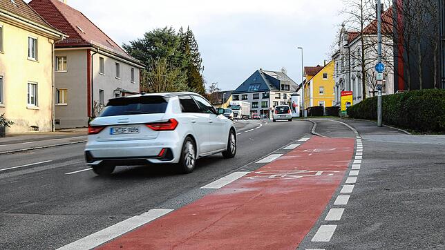 War mal Bundesstraße, ist es aber nicht mehr: die Fischbacher Ortsdurchfahrt. Noch immer rollen aber offenbar zu viele Lastwagen durch. ...