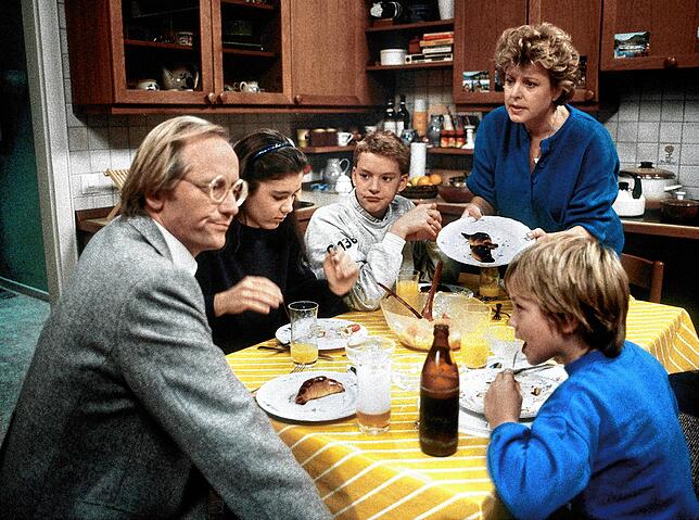 Ein Foto aus frühen &bdquo;Lindenstraßen&ldquo;-Tagen (Archivbild von 1986): Hans (Joachim Hermann Luger, links) und Helga Beimer ...