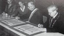 Der Beginn: Die beiden Bürgermeister (von rechts) Norbert Bernauer aus Murg und Jean Manceau aus Mehun besiegelten am 1. Oktober 1983 in ...