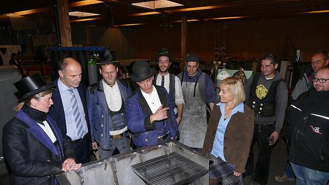 Als Dankeschön für die Aufnahme in der Bildungsakademie wurde von den Wandergesellen ein dreiteiliger Grill gebaut und der ...