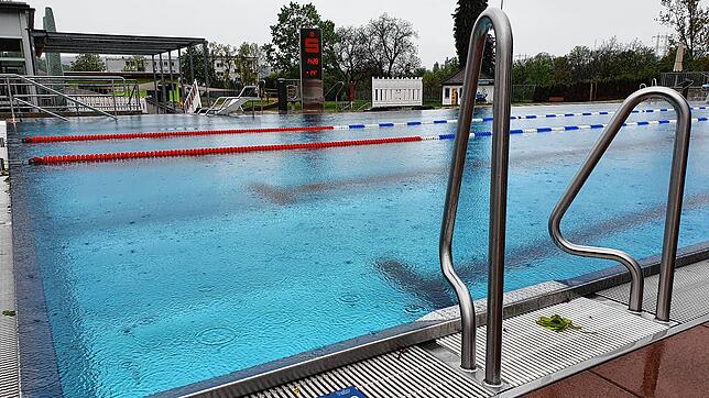 Regen prasselt wie auf diesem Foto vom Mai 2021 auf das Wasser im Schwimmerbecken des Freibads Tiengen. Wer trotz des aktuellen Wetters ...
