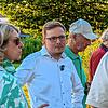 Manuel Strasser sucht bei dem „GehSpräch“ den Kontakt zu den Bürgerinnen und Bürgern.